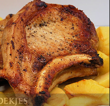 Gebakken karbonade met aardappels en groente